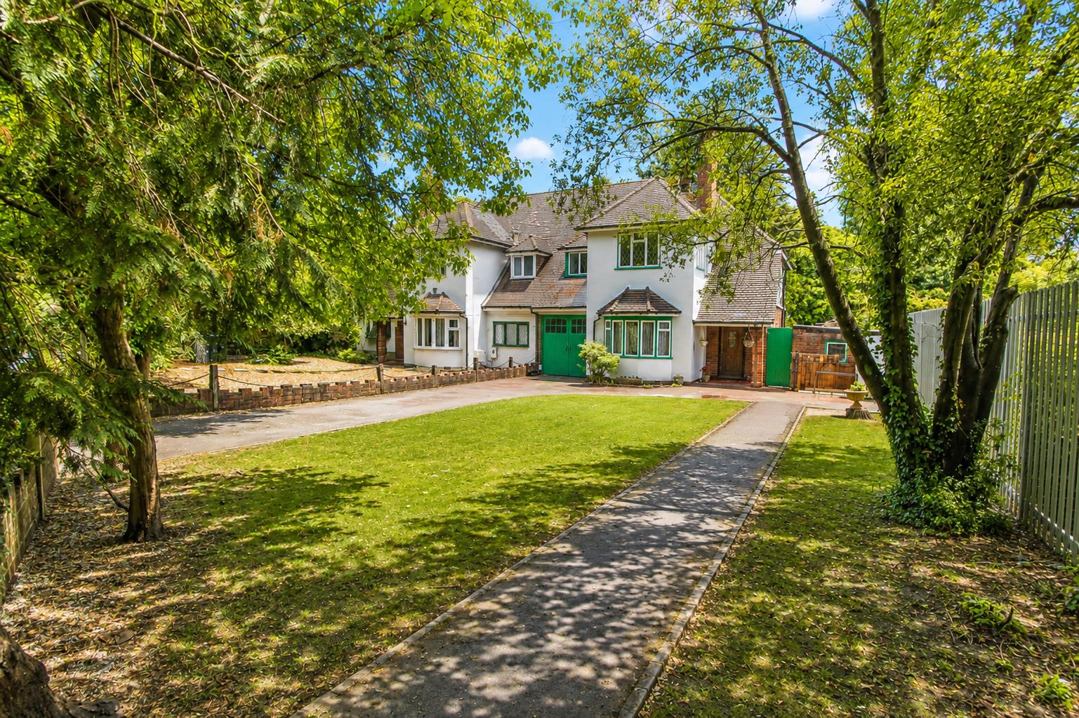 3 bed property in Waynflete Avenue, Croydon